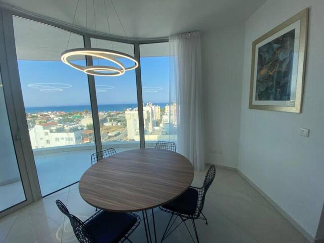 Mckenzie 2 Bedrooms Seaview Ларнака